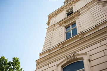 Fototapeta na wymiar Beautiful classic facade of a building in Paris in France