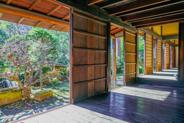 陽ざしが溢れる古民家の縁側