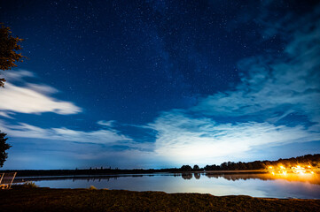 Nachtaufnahme Sternenhimmel am See