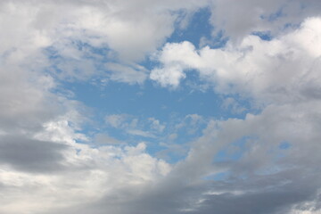 Fototapeta na wymiar Blauer Himmel mit Wolkenbildung