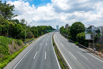 Fototapeta premium 都心に向かって伸びる東名高速道路（上り方向、起点付近） 