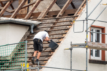 Dachdecker bei der Arbeit 