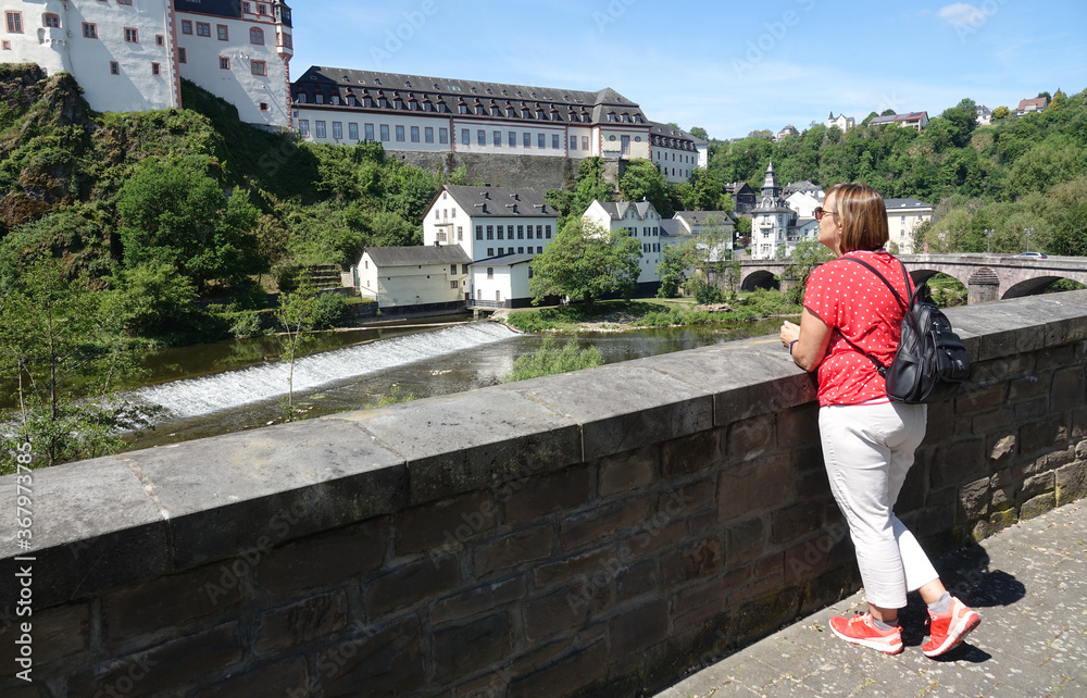 Wall mural Blick von der Lahnbrücke zum Schloss in Weilburg