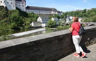 Blick von der Lahnbrücke zum Schloss in Weilburg