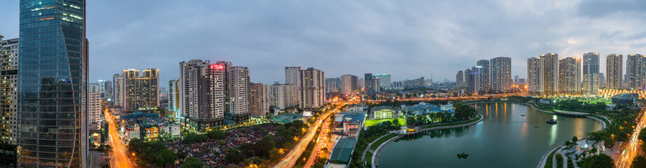 Fototapeta premium Pejzaż panoramę Hanoi w parku Thanh Xuan podczas zachodu słońca w mieście Hanoi, Wietnam