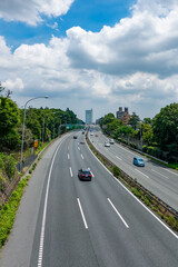 都心に向かって伸びる東名高速道路（上り方向、起点付近）　