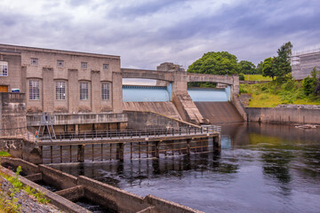 Naklejka premium Pitlochry Dam, hydro electric power station and salmon ladder at twilight