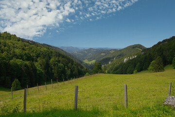 Ausblicke vom Vogelberg im Naturpark Thal im Schweizer Jura