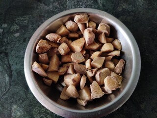 Slice ginger on bowl