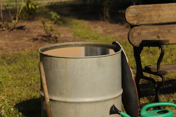 gromadzenie  wody  deszczowej  w  metalowej  beczce