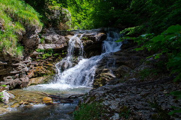 Cascata tra le rocce nel bosco