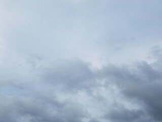 空・曇り・朝、昼・乱層雲（雨雲）・雲7割Sky, cloudy, morning, daytime, stratus clouds (rain clouds), clouds 70%