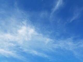 晴れ・青空（紺碧）・朝、昼・巻層雲（うす雲）・雲4割Sunny, blue sky (azure), morning, daytime, cirrus stratus (thin cloud), cloud 40%