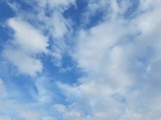 晴れ・青空（天色）・朝、昼・巻層雲（うす雲）・雲7割Clear, blue sky (sky color), morning, daytime, cirrus stratus (thin cloud), cloud 70%
