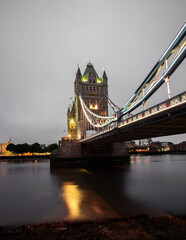 Fototapeta na wymiar Tower Bridge nublado