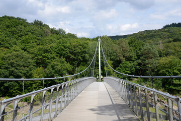 Hängebrücke an der Urfttalsperre in der Eifel