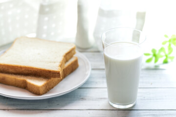 牛乳と食パン　朝食