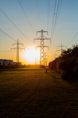 Starkstrommasten im Sonnenuntergang