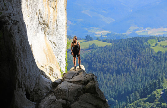 cueva chica posando borde del precipicio pa&iacute;s vasco o&ntilde;ate aitzulo 4M0A1692-as20