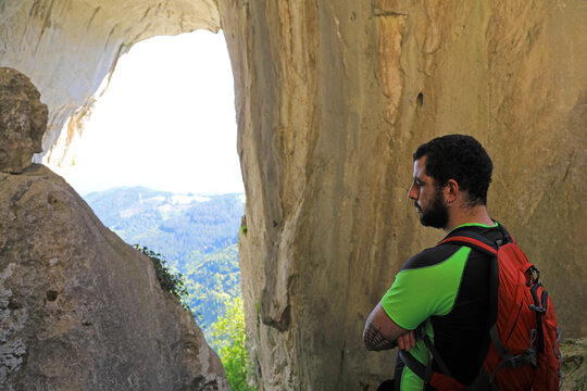 cueva chico joven con barba mirando interior pa&iacute;s vasco o&ntilde;ate aitzulo 4M0A1715-as20