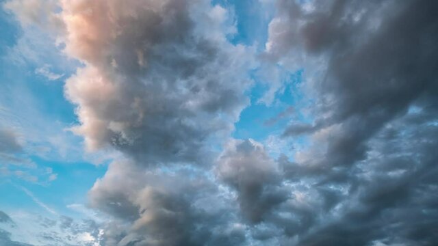 【タイムラプス】夕方の雲と青空が赤く染まっていく様子
