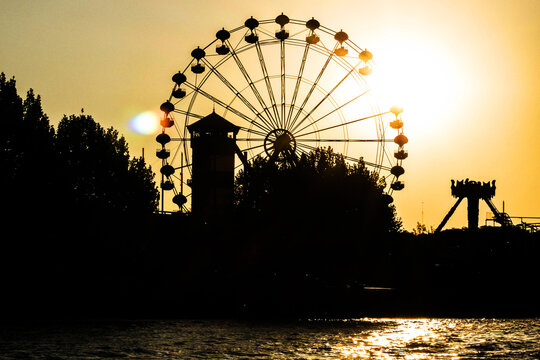 parque de atracciones a contraluz