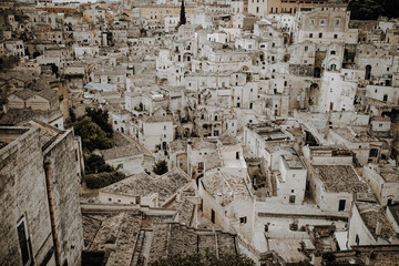 Fototapeta premium Die Dächer der Altstadt von Matera in Italien am Abend 