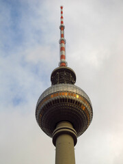Górna część telewizyjnej wieży w Berlinie ze szpilem