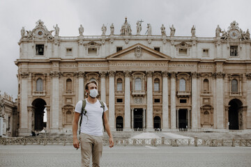 Obraz premium Mann als Tourist mit Maske und Mundschutz auf Petersplatz in Rom