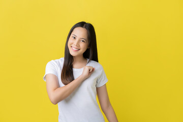 Obraz premium Beautiful asian woman She shows confidence On a yellow background