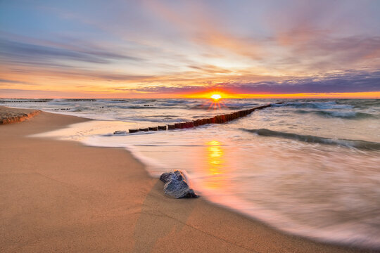 Zachód słońca nad morzem na plaży © Maciej