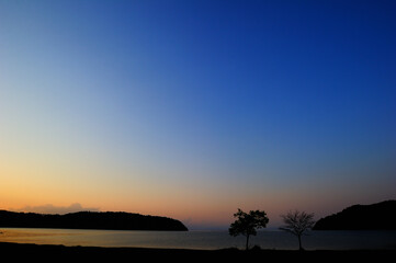 Fototapeta na wymiar 夕暮れの静まった琵琶湖