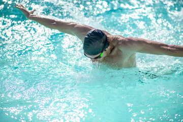 Naklejka premium Man in swimming cap having a workout in pool