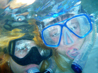 retrato debajo del agua con máscara de snorkel