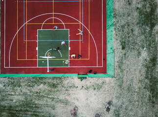 Widok na boisko do koszykówki z grającymi chłopcami  - obrazy, fototapety, plakaty