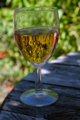 Verre de vin rosé sur une table en bois