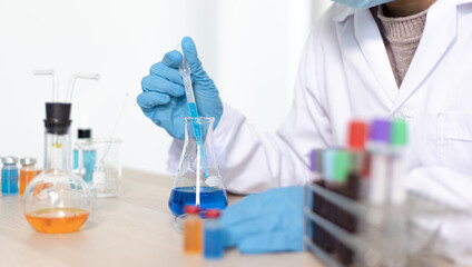 Fototapeta premium Doctor is testing a vaccine against the virus in the lab.