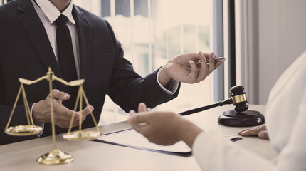 Lawyer is negotiating the case and negotiating with the client in the investigation room.