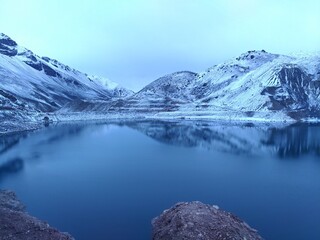 Fototapeta na wymiar mountain lake in the mountains in winter