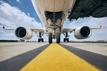 Tableaux ronds sur aluminium brossé Avion Vue de face de l& 39 avion à l& 39 aéroport