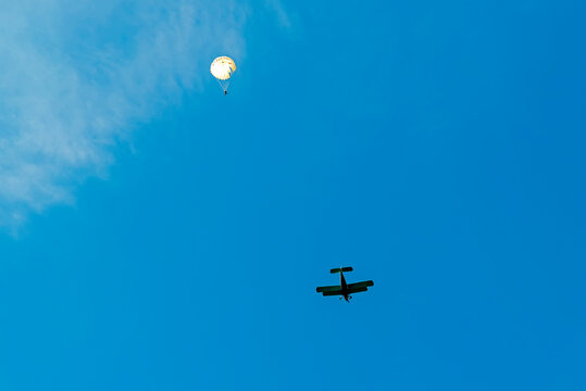 Dropping parachutists out of a plane from a height of 1200 meters
