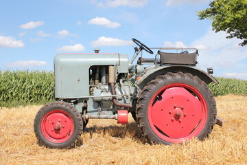 Oldtimer Traktor auf Feld