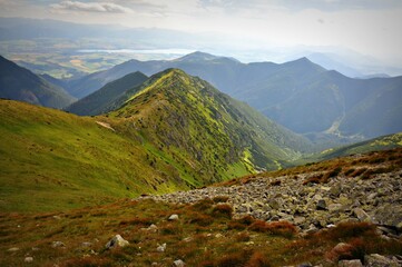 Piękna, górska panorama z przejścia Orlej Perci Tatr Zachodnich, Słowacja - obrazy, fototapety, plakaty