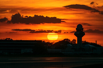 Zachód słońca nad lotniskiem Chopina