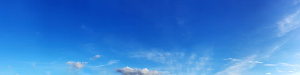 Obraz premium Panorama sky with beautiful cloud on a sunny day. Panoramic high resolution image.