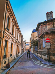 2 amigas caminan por una calle en Versalles, Paris