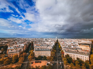 Vista desde lo m&aacute;s alto del Arco del triundo de la bella ciudad de Paris, Francia