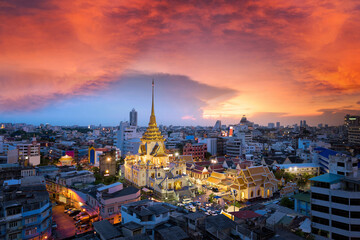 Obraz premium Landscape view of Wat Traimit Witthayaram Worawihan attractive bangkok's temple for tourism at sunset. Temple of the Biggest Golden Buddha in Bangkok, Thailand