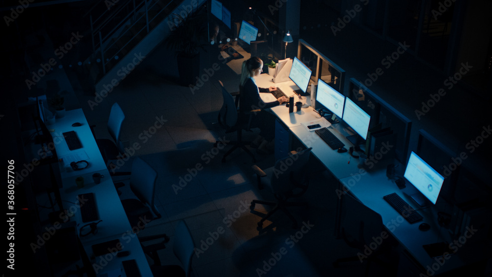 Aufkleber working late at night in the office: businesswoman using desktop computer, having discussion, analyz