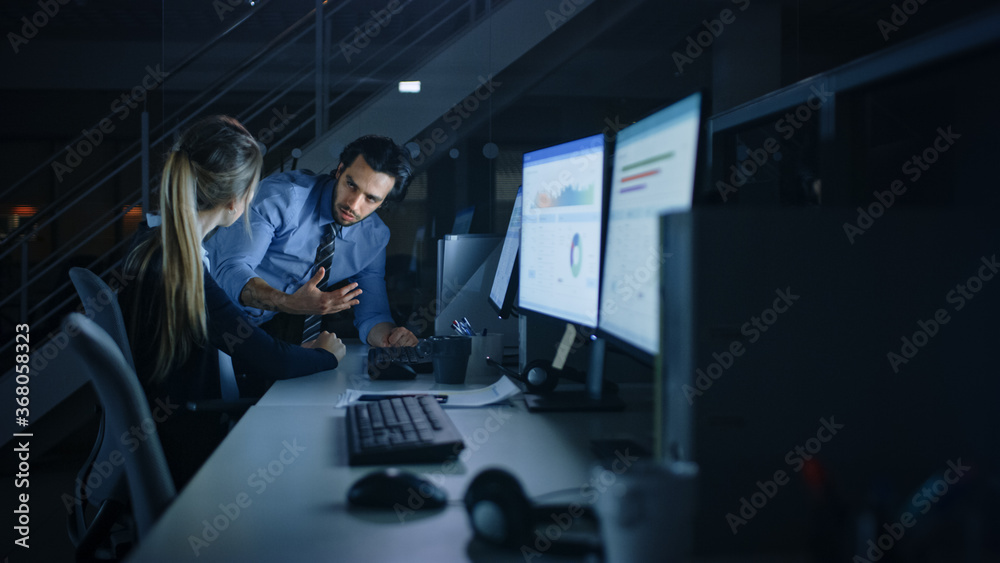 Aufkleber confident businessman uses desktop computer, her male manager explains specific tasks, account handl
